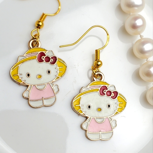 🌟5/$25 Beautiful Hello Kitty Charm Earrings - Picture 3 of 3